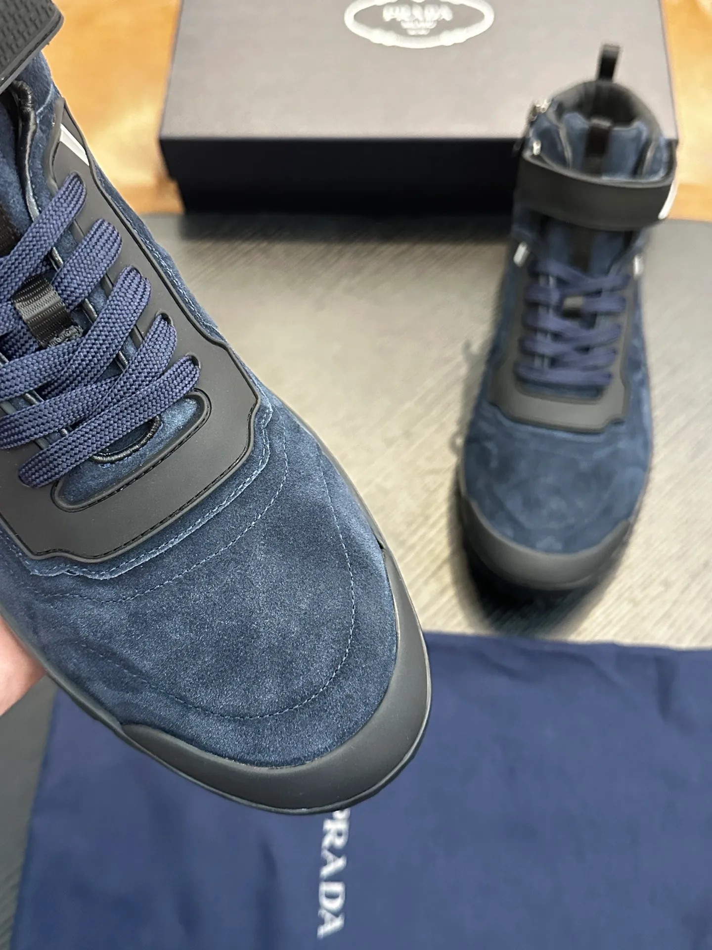 [ PRADA ] Top P: 880💰 ▪️Size: 39-44 (customized at 38.45) Prad*Prada (Mauri order can be made) new men's nylon fabric sneakers This casual sneaker combines elegant and innovative design. It is made of nylon stretch fabric and has a slip-on design. The upper strap is equipped with an adjustable metal buckle, and the letters "PRADA" are eye-catching on the side of the shoe. Comes with full original packaging!